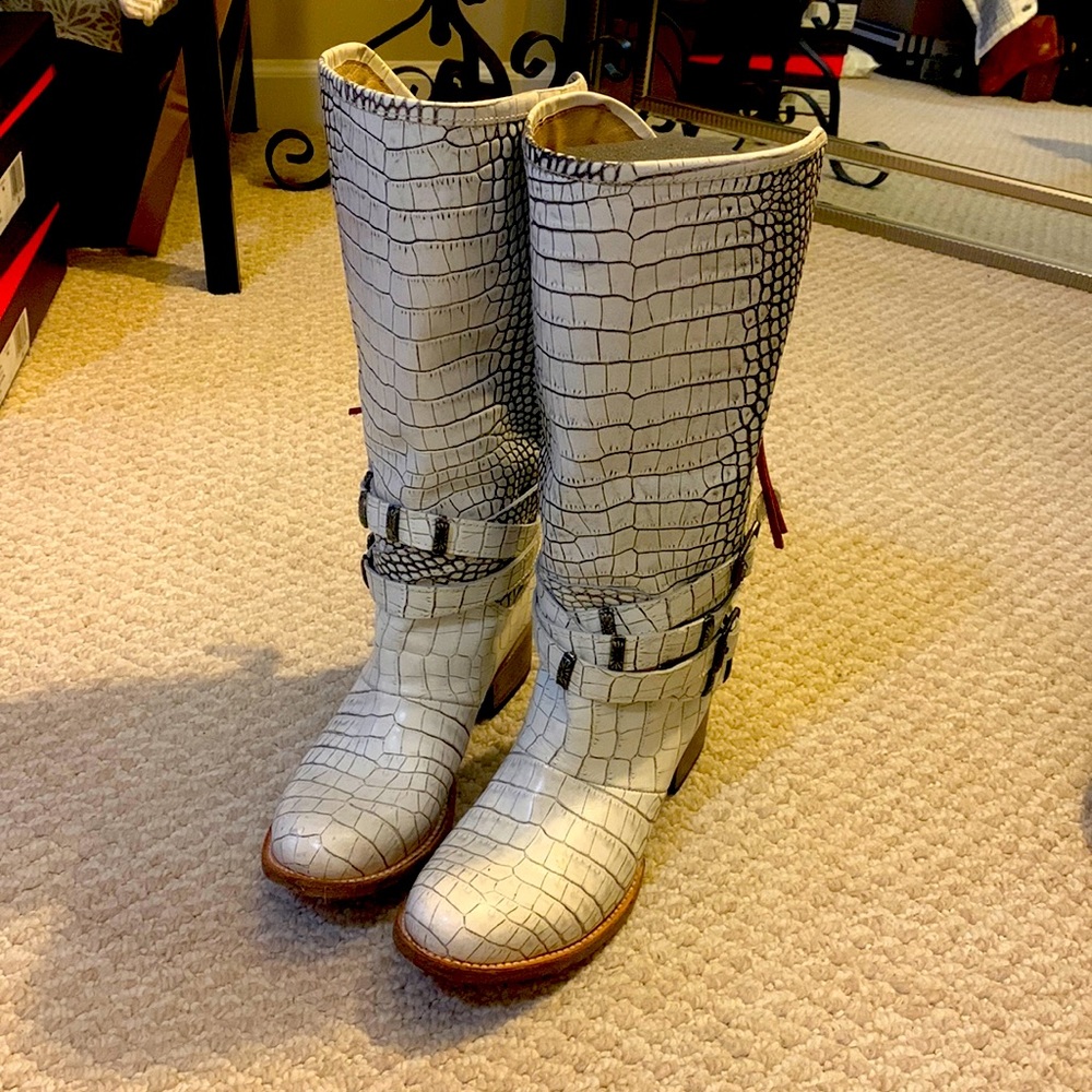 Freebird size 9 Drove WHITE CROCO!